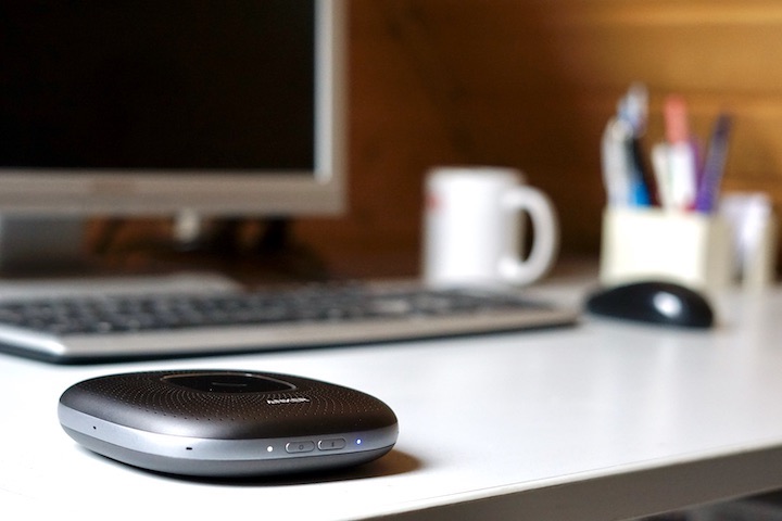 Konferenzlaufstprecher auf Schreibtisch Tasse Stfite Maus Bildschirm