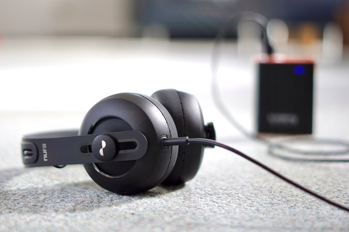 Headset liegt auf Teppich und wird mit Powerbank geladen