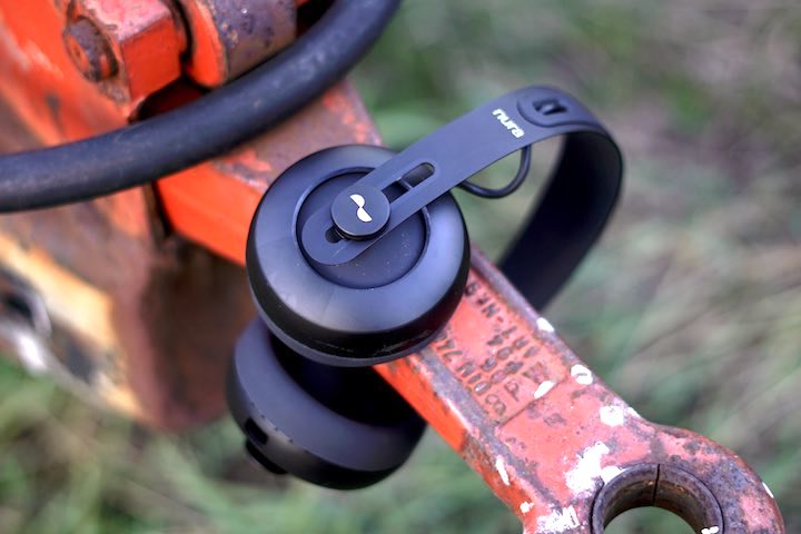 Nuraphone Kopfhoerer liegen auf roter Metallstange