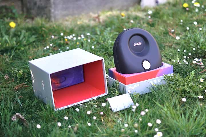Nuraphone Verpackung steht auf Blumenwiese