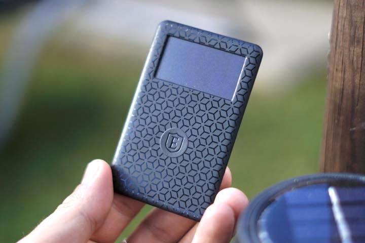 Solarbetriebene Bluetooth Tracker Karte in einer Hand