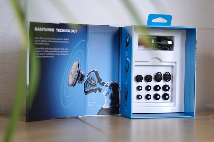 Soundcore Kopfhoerer Verpackung steht vor einer Pflanze