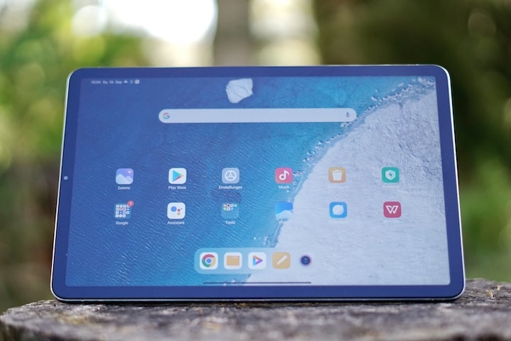 Xiaomi Mi Pad 5 Android Tablet steht in der Natur