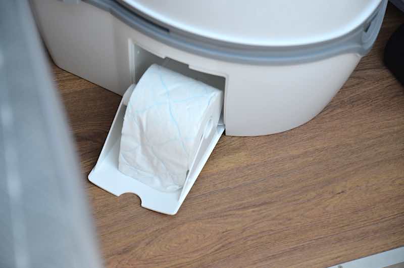 separates fach fuer toilettenpapier