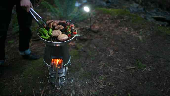 BaseCamp: Moderner Grill mit USB-Steckplatz