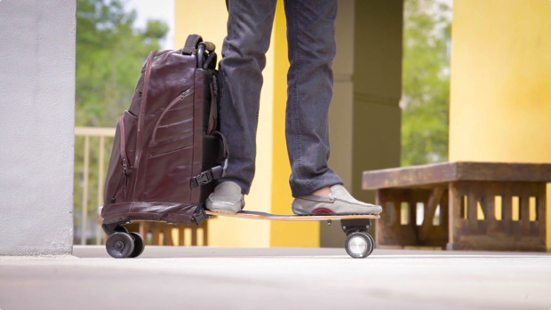 Movpak: Rucksack mit integriertem Elektro-Skateboard