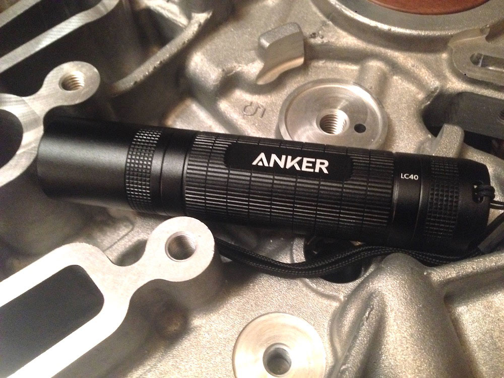 anker lc40 taschenlampe auf motorblock