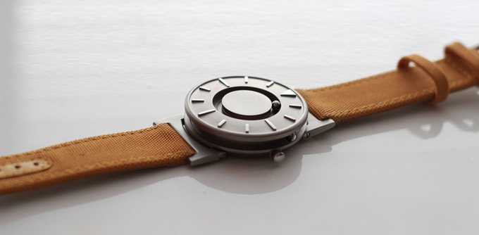 The Bradley: Diese Armbanduhr lässt Zeit mit Fingern ertasten
