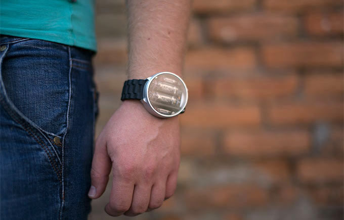 Niwa: Smartwatch mit zwei Nixie-Röhren zeigt die Zeit