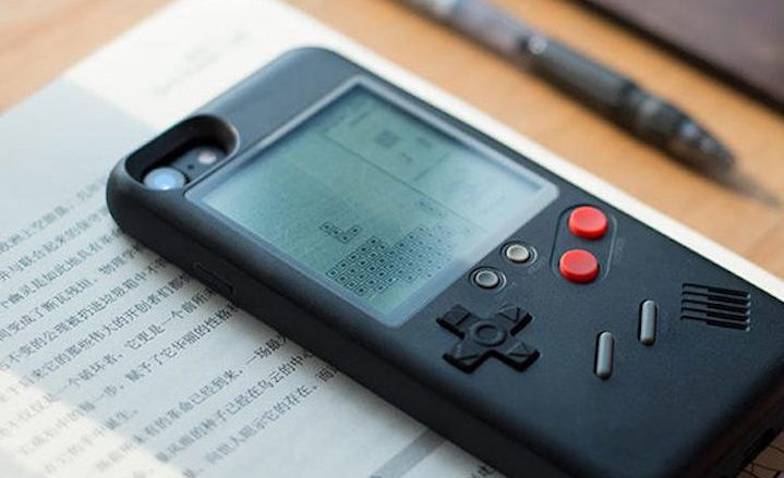 Spiele-Hülle für das iPhone mit integriertem „Game Boy“