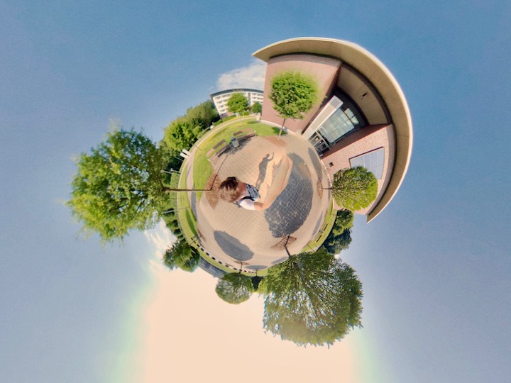 PanoClip Aufnahme Tiny Earth mit Baum und Haus