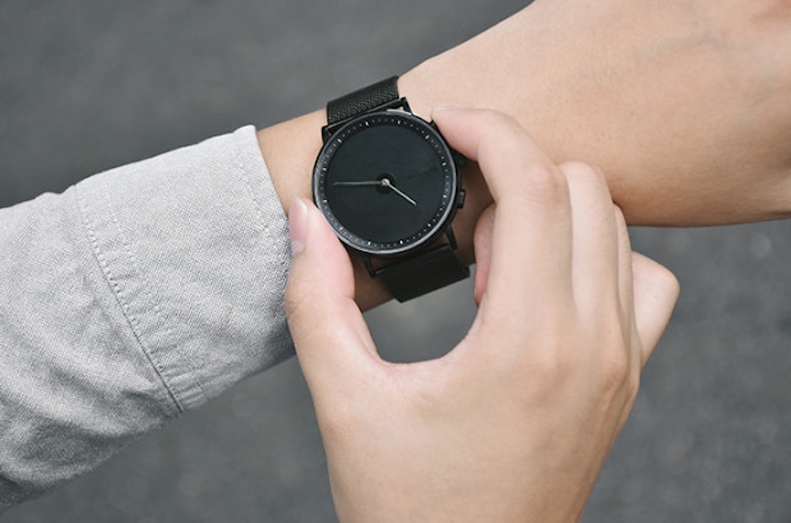 GIGLO Smartwatch wird bedient