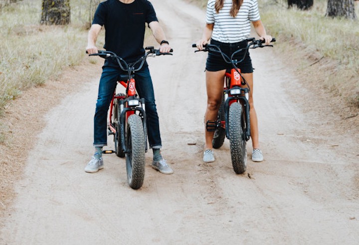 Mann und Frau auf Juiced Bike