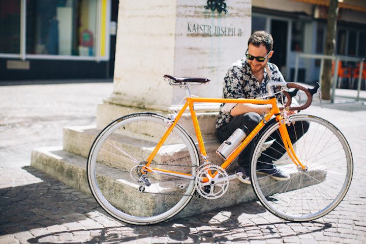 Man mit mit add e ausgestattetem Fahrrad