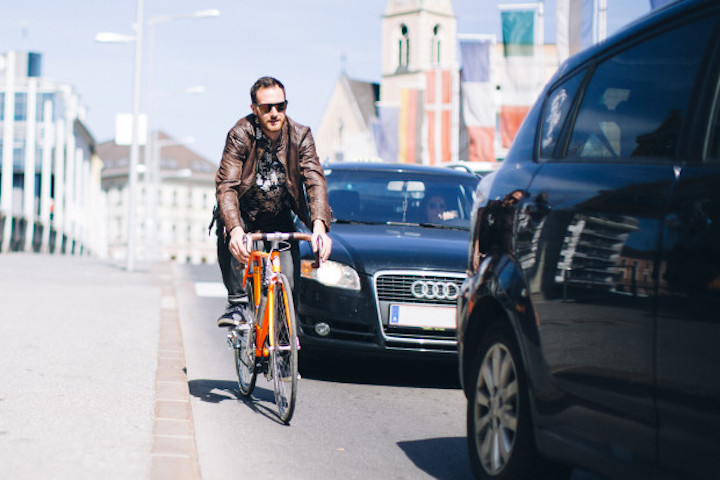 Mann auf Fahrrad mit add e