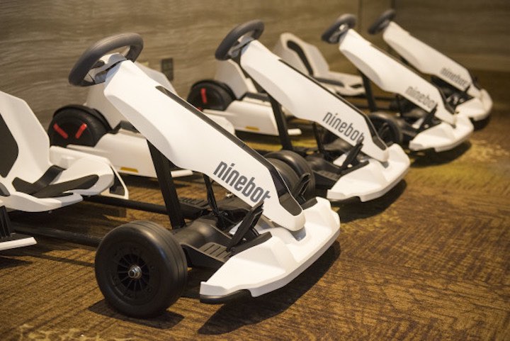 mehrere Ninebot Gokarts hintereinander