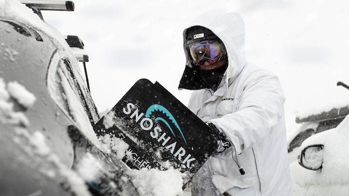 SnoShark: Schnee und Eis schonend vom Auto entfernen