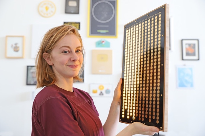 Erfinderin Simone Giertz mit Every Day Calendar