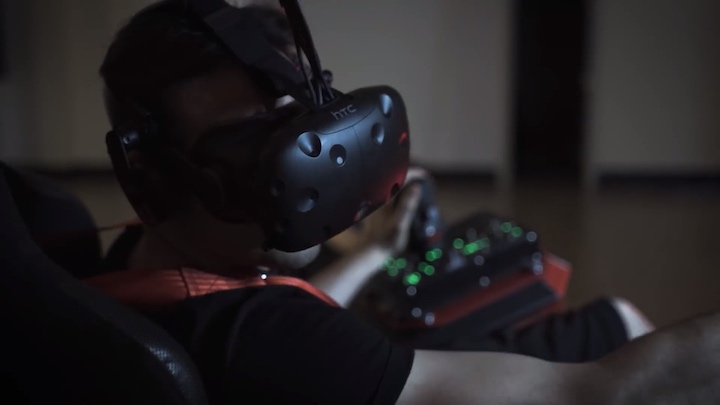 Mann mit VR Brille in Feel Three