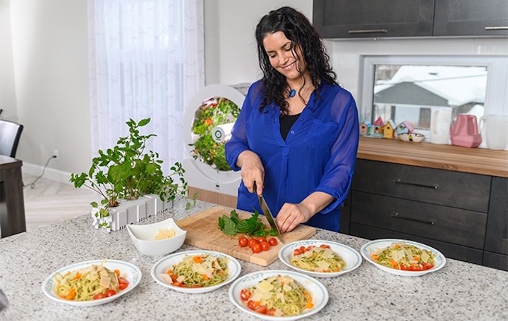 Frau bereitet Salat mit Ogarden Smart zu