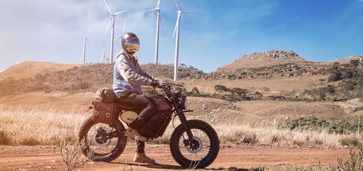 Mann Wüste FLY FREE Motorrad 520x245