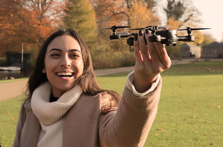 Micro Drone 4.0 startet aus der Hand