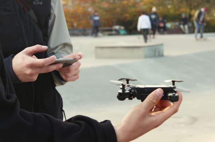 Micro Drone 4.0 wird mit iPhone gestartet