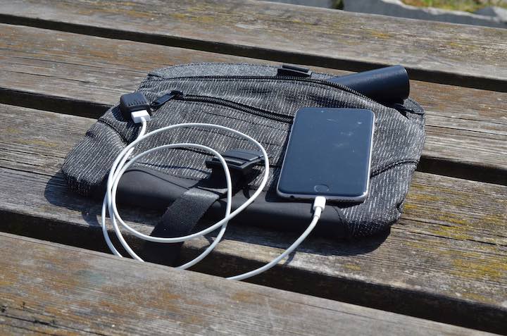 Alpaka Air Sling Pro l%C3%A4dt iPhone mit Powerbank