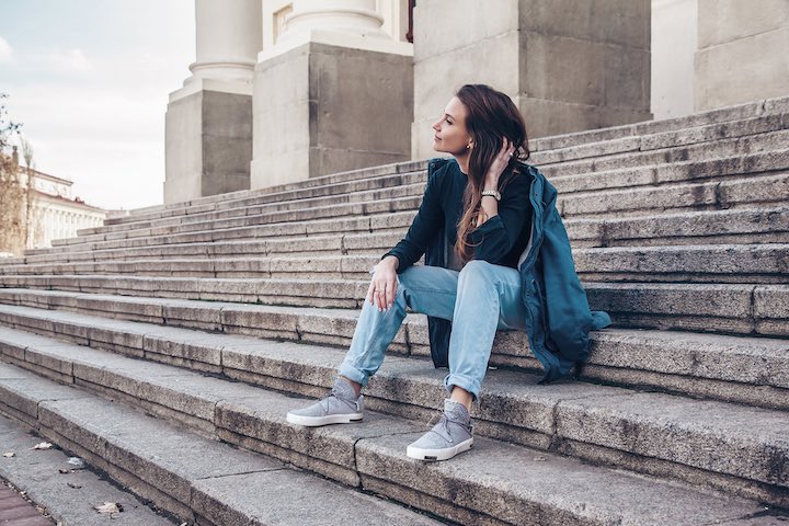 Frau mit VIA auf Treppe