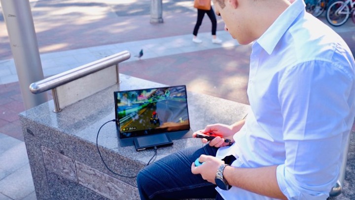 Mann spielt auf Switch mit Astro 4K