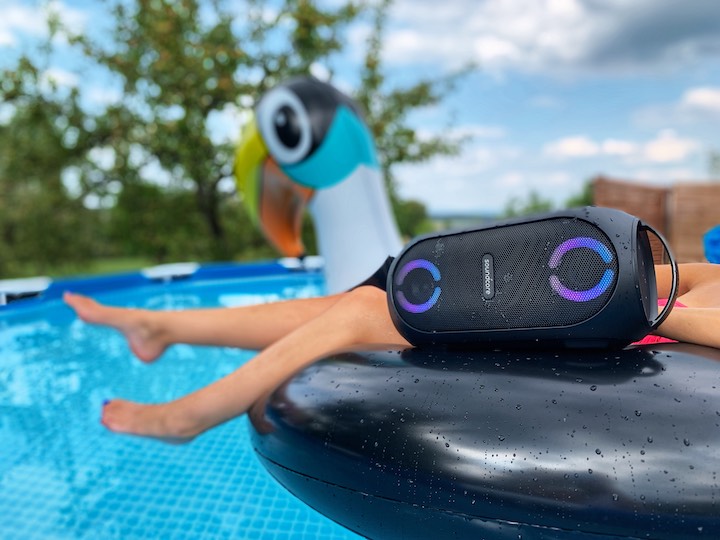 Anker Soundcore Rave Mini Pool Beine Wasser