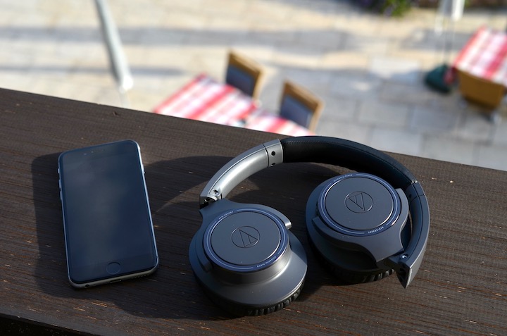 Audio Technica ATH SR30BT neben iPhone