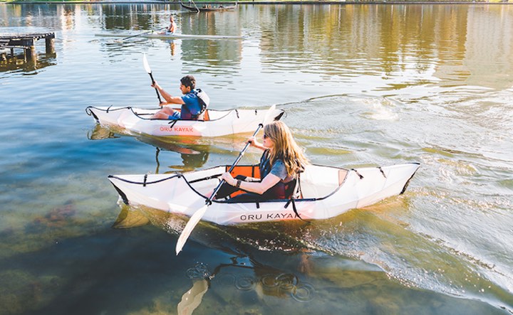 Mann und Frau in Oru Kayak Inlet