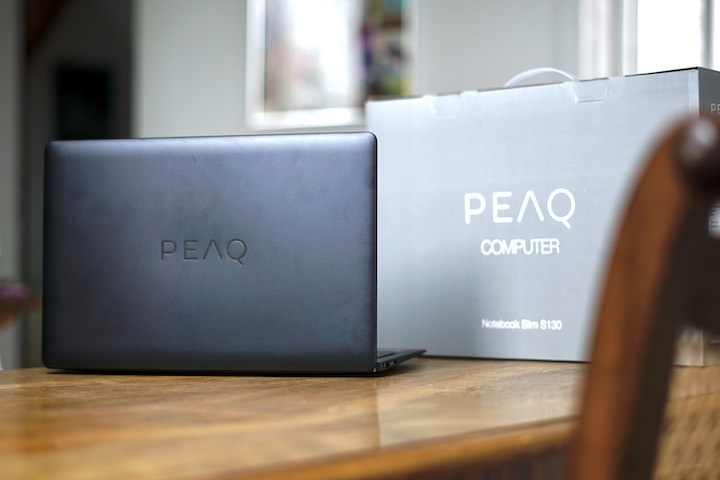 PEAQ Laptop steht auf Tisch mit Verpackung