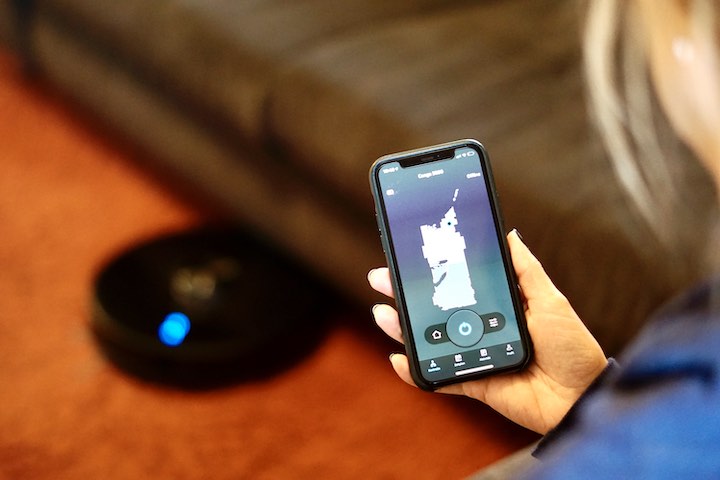 Cecotec iPhone App mit Staubsauger im Hintergrund