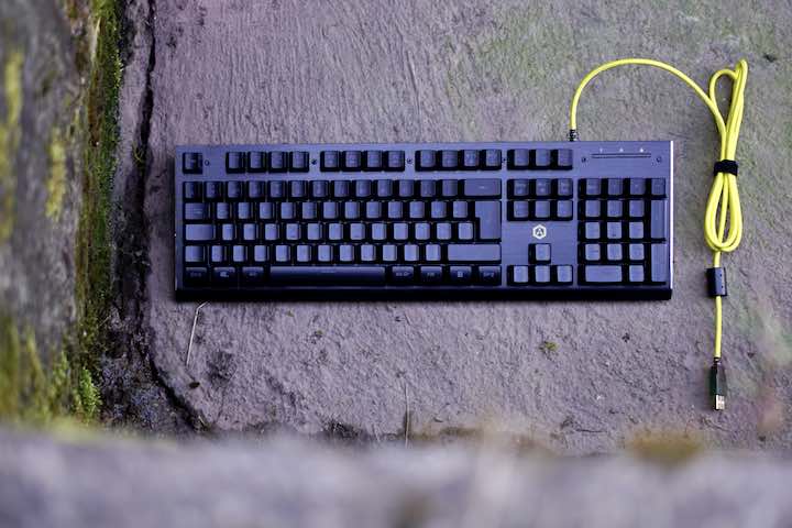 ISY IGK 3000 Gaming Tastatur liegt auf Betonboden