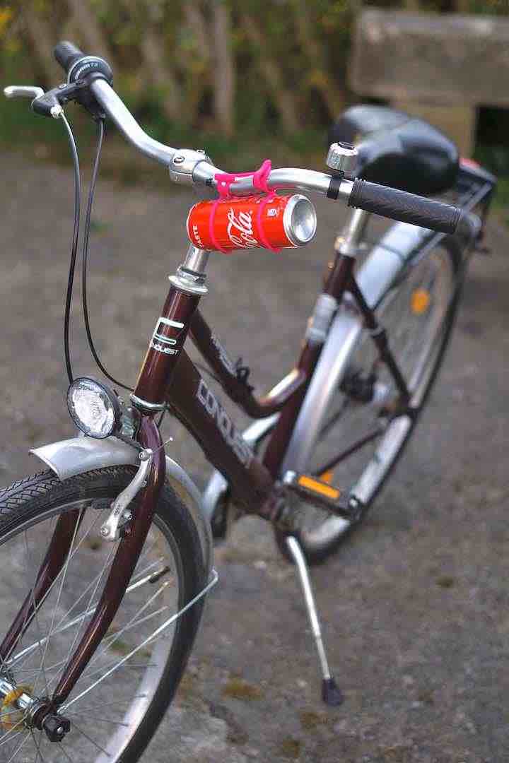 Coladose ist an einem Fahrradlenker befestigt