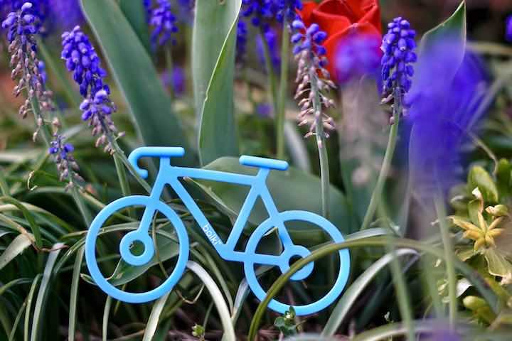 Fahrradhalterung aus Gummi liegt in einer Blumenwiese