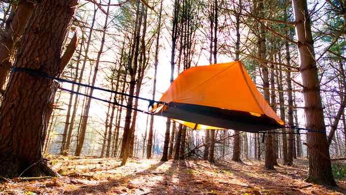 AERIAL A1: Ein Zelt in luftiger und sicherer Höhe zwischen Bäumen
