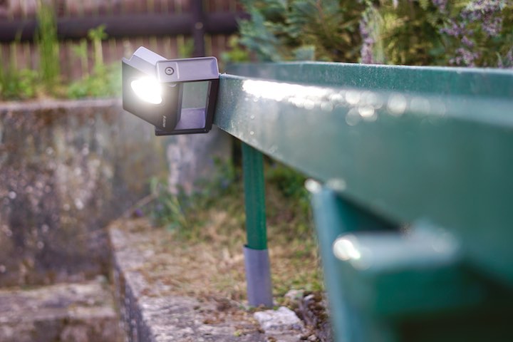 Baulampe haelt magnetisch an einer Metallflaeche