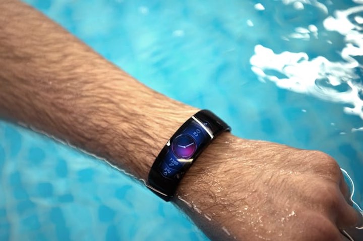 amazfit x smartwatch an einem arm im wasser