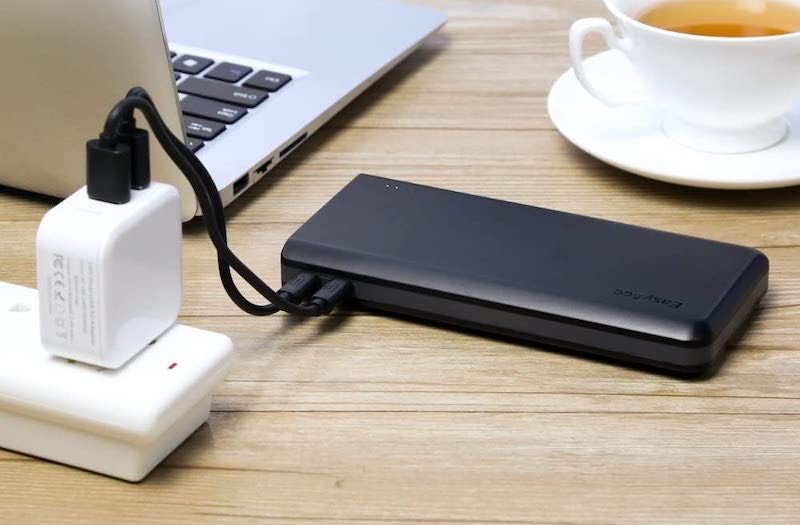 Powerbank mit Laptop und Kaffeetasse