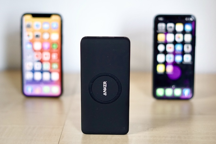 Anker Powerbank steht vor zwei iPhones auf einem Schrank