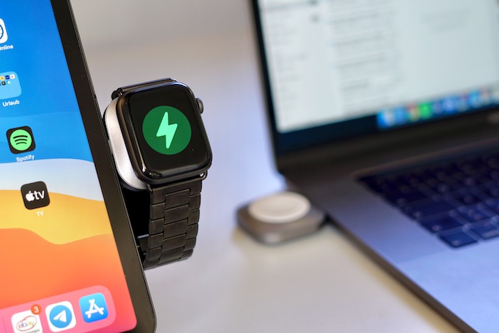 Apple Watch wird von Satechi Ladegeraet an einem iPad geladen