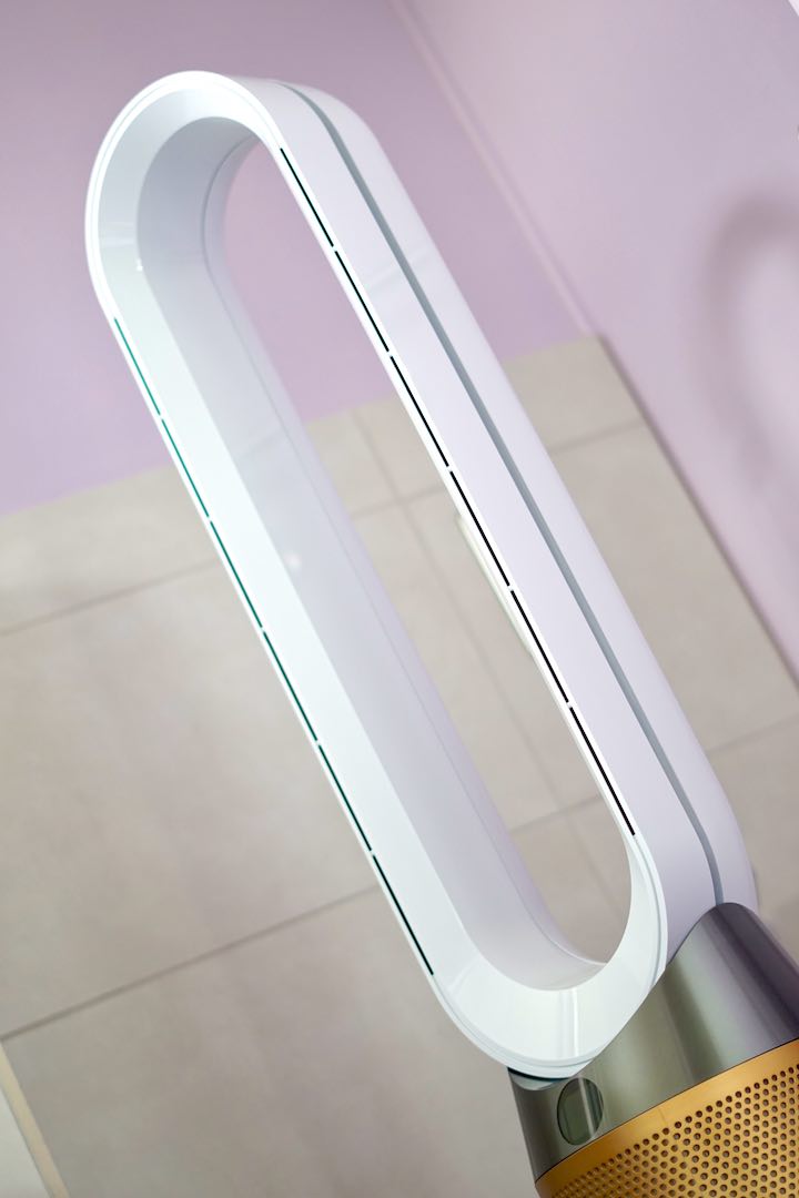 Dyson Pure Cool Cryptomic Ventilator steht vor einer lila Wand