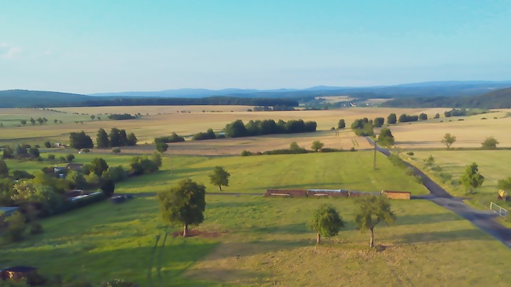 Luftaufnahme einer gruenen Landschaft