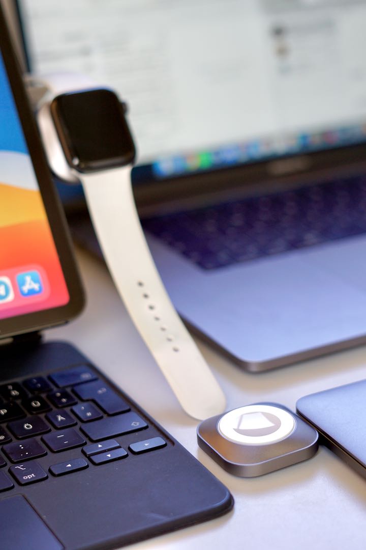 Magnetischer Charger und Smartwatch haengen an iPad und MacBook