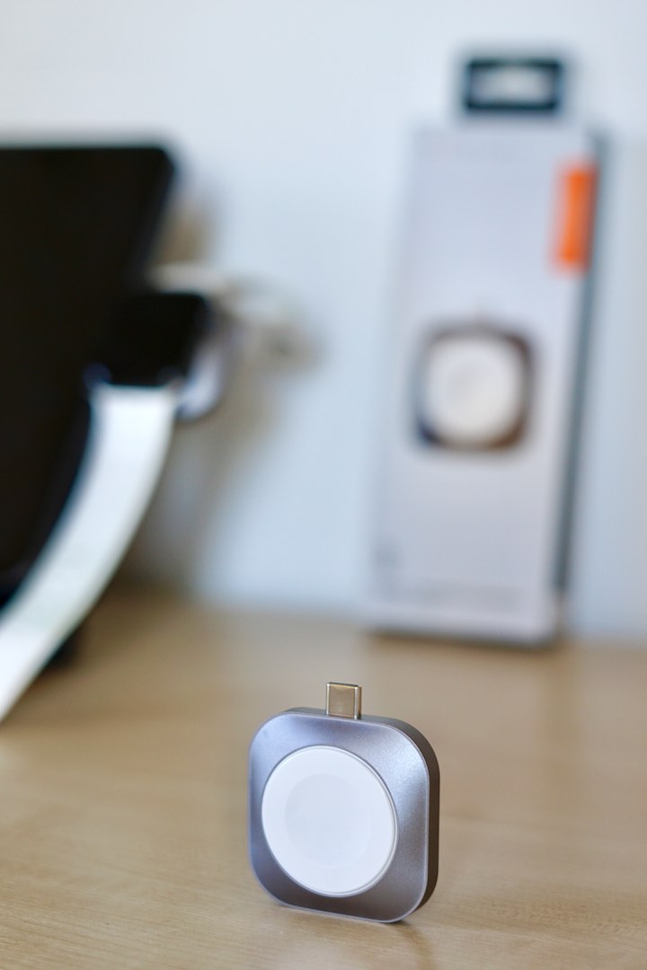 Satechi USB C Ladestation steht vor Verpackung