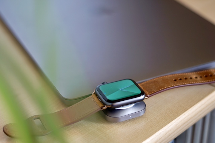 Smartwatch wird an einem zugeklappten Laptop geladen