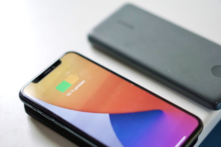 iPhone 11 Pro liegt neben einer Anker Powerbank und wird geladen